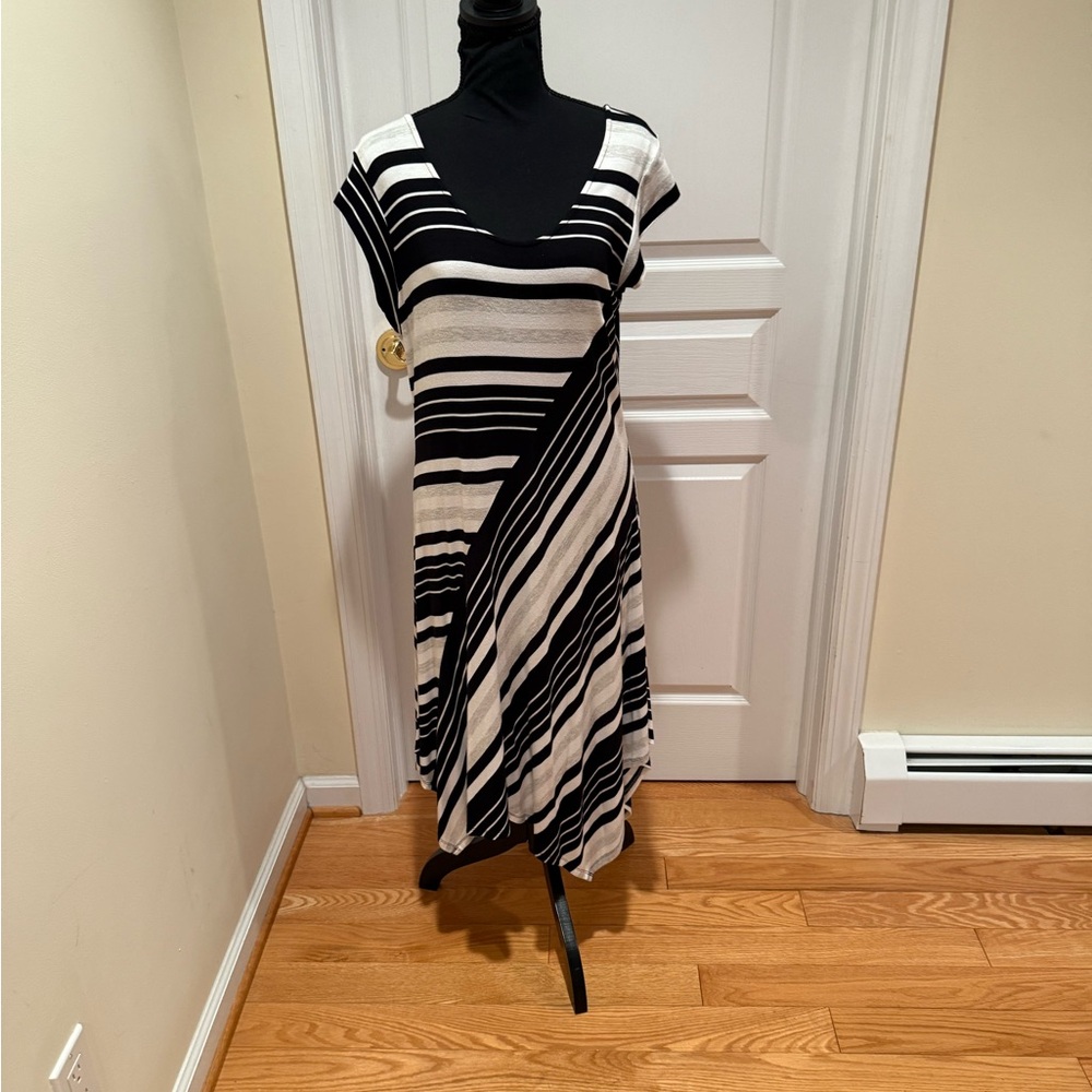 Spense Black and White Sleeveless Asymmetrical Dress